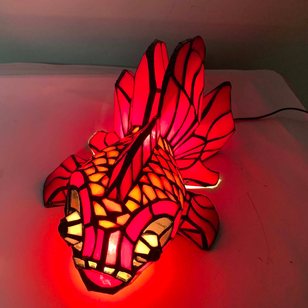 Bieye L30827 Tiffany Goldfisch Tischlampe – Handgefertigte Buntglas Designerleuchte