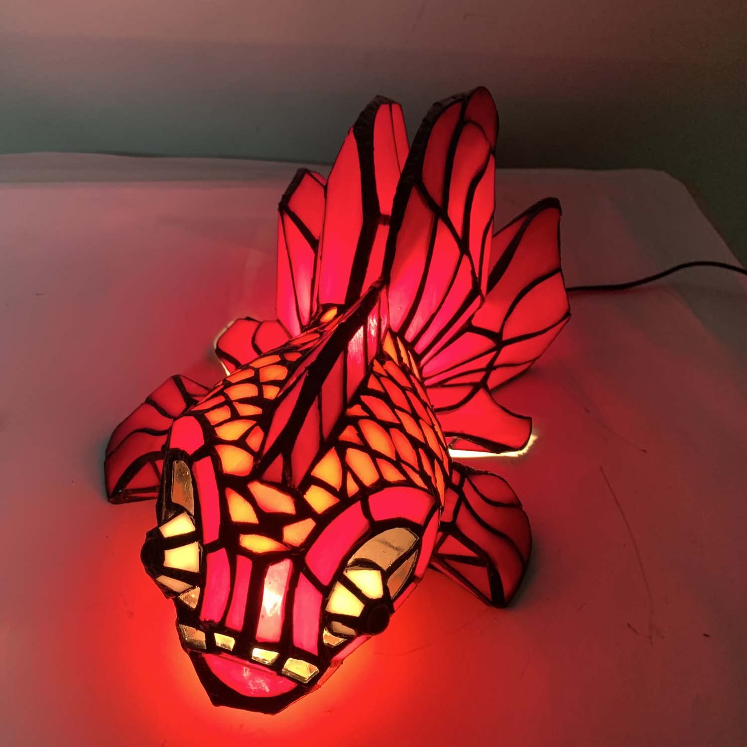 Bieye L30827 Tiffany Goldfisch Tischlampe – Handgefertigte Buntglas Designerleuchte