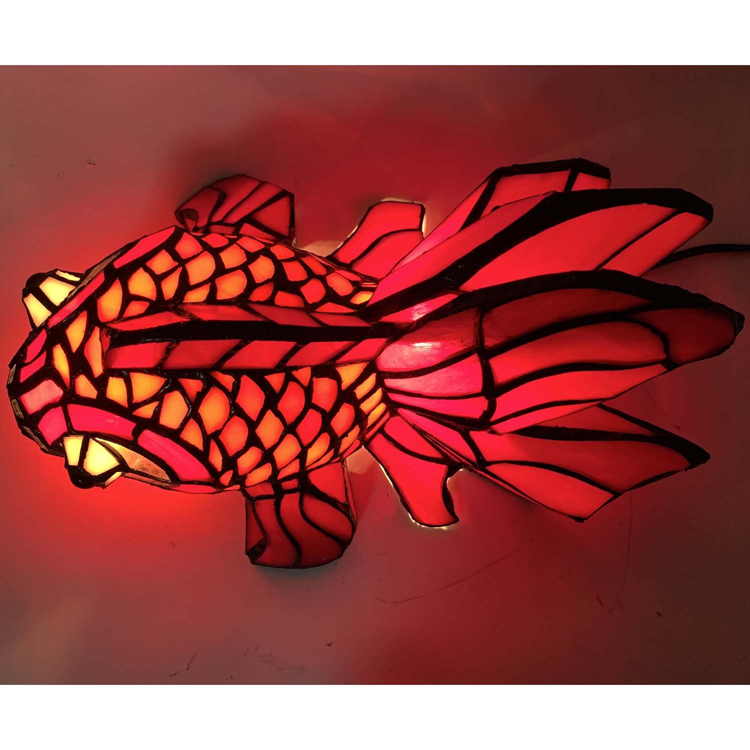 Bieye L30827 Tiffany Goldfisch Tischlampe – Handgefertigte Buntglas Designerleuchte