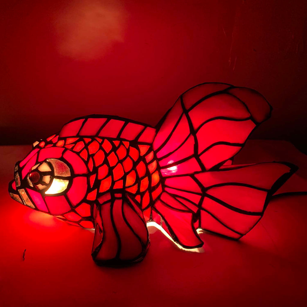 Bieye L30827 Tiffany Goldfisch Tischlampe – Handgefertigte Buntglas Designerleuchte
