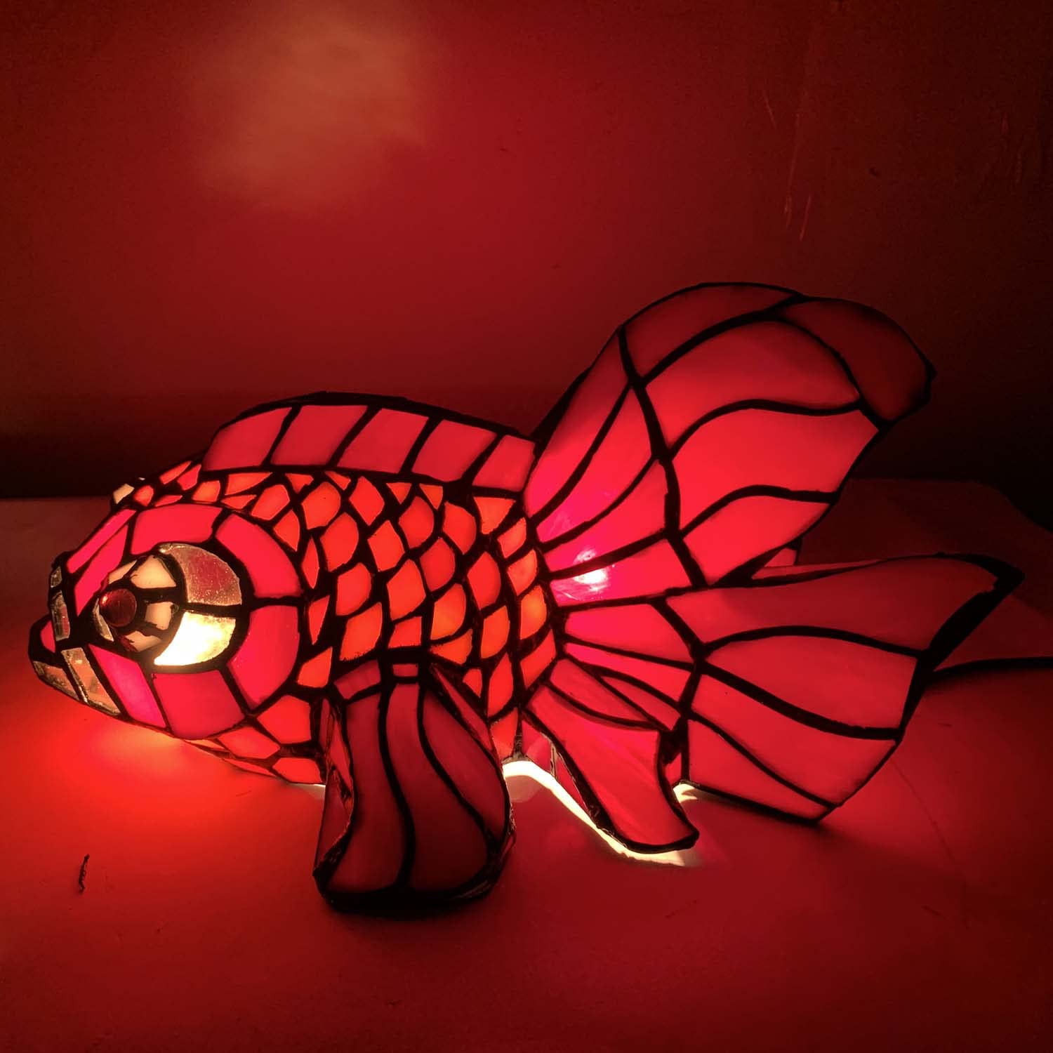 Bieye L30827 Tiffany Goldfisch Tischlampe – Handgefertigte Buntglas Designerleuchte
