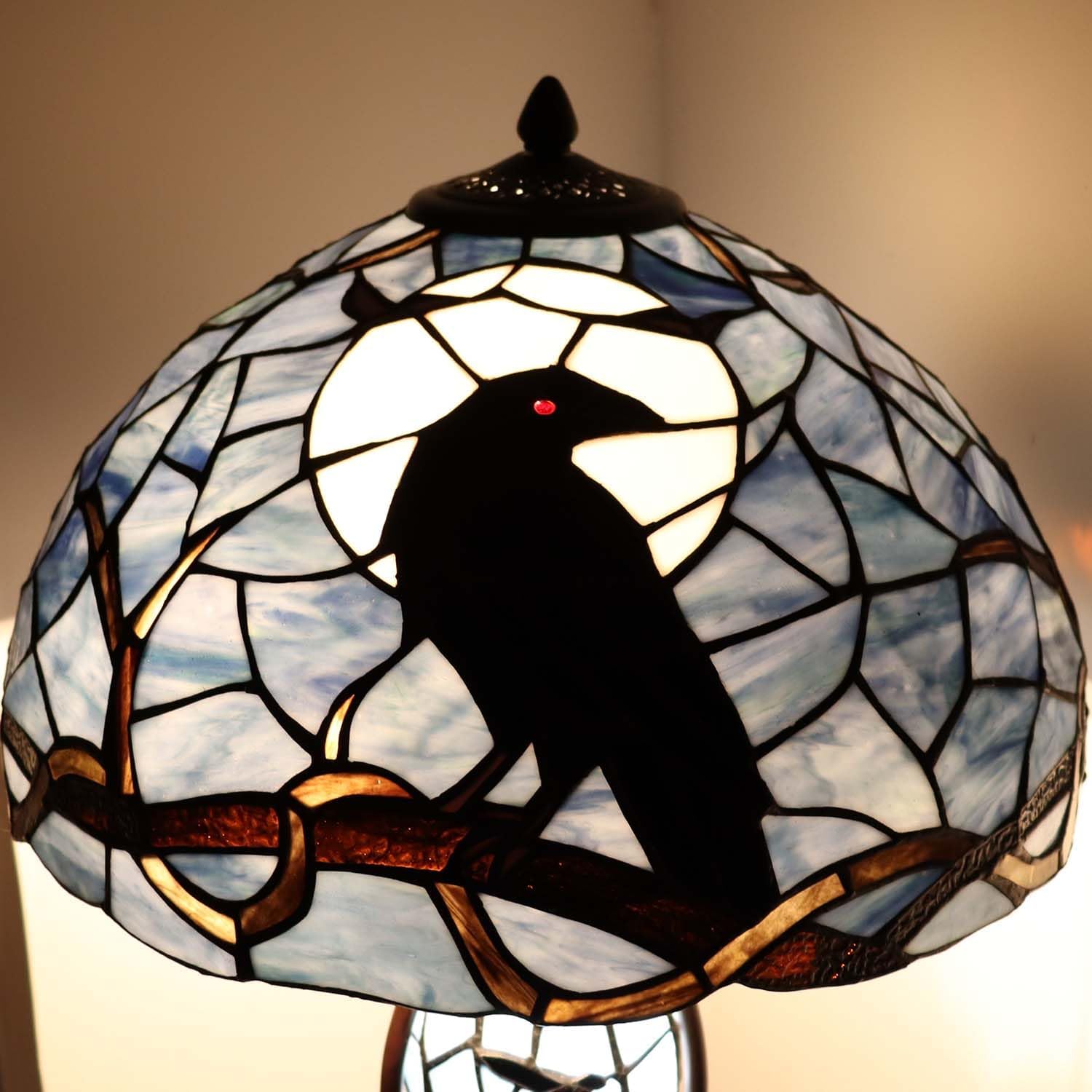 Bieye L30954 Tiffany Tischlampe mit Rabe – Handgefertigte Buntglas Designerleuchte