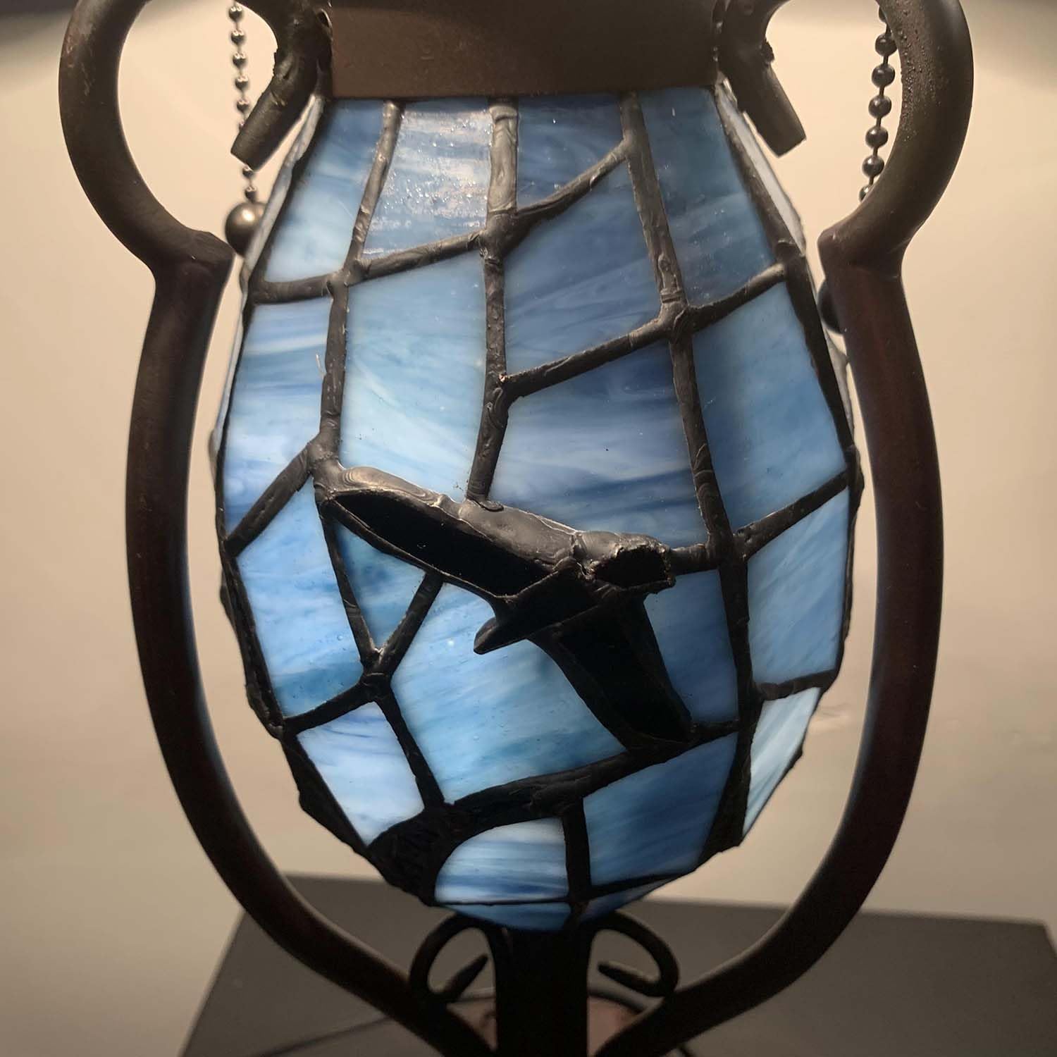 Bieye L30954 Tiffany Tischlampe mit Rabe – Handgefertigte Buntglas Designerleuchte