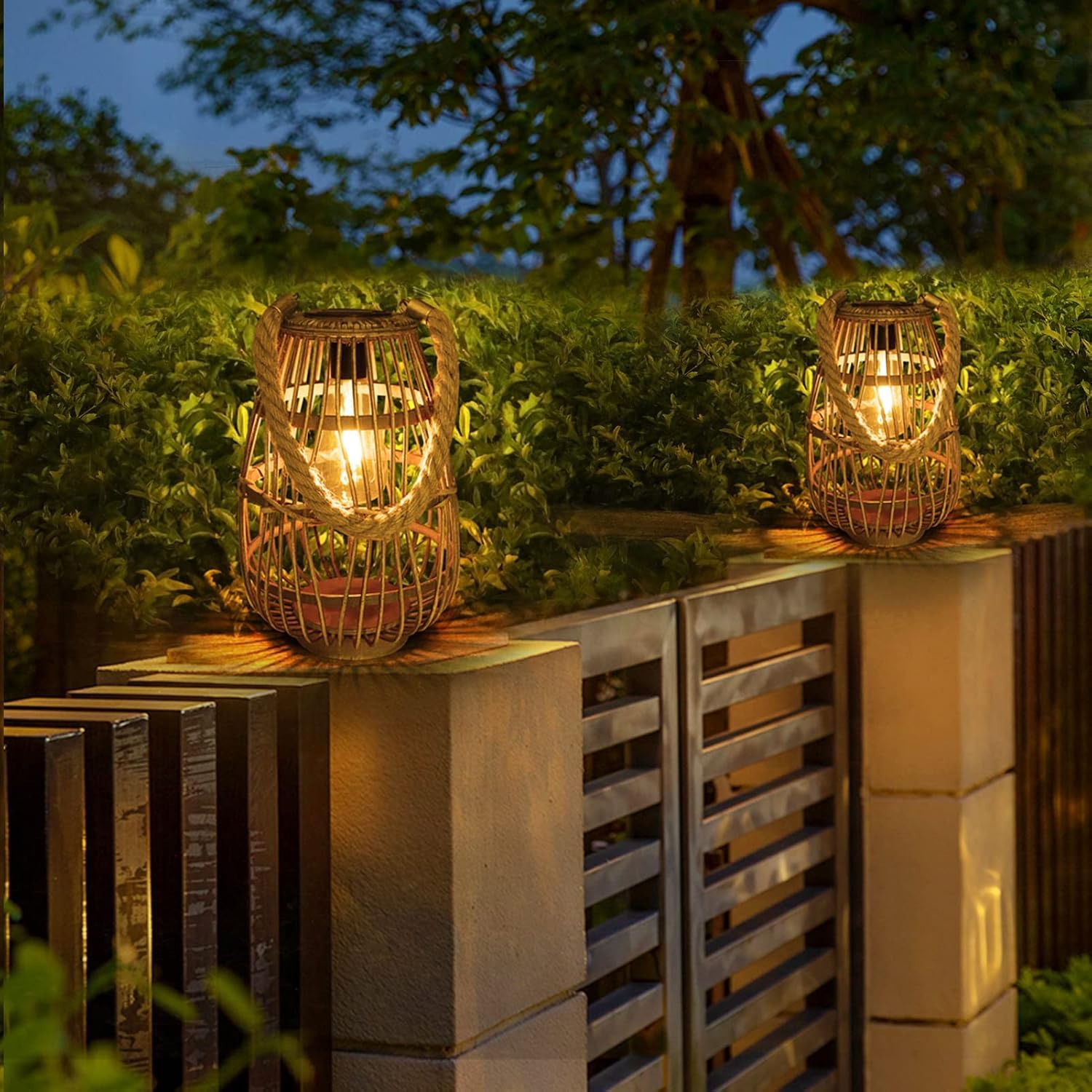 Rattan Solarlaterne Hängend – Naturdeko, Warmweiß, Sensor Auto ein/aus, Garten & Tisch
