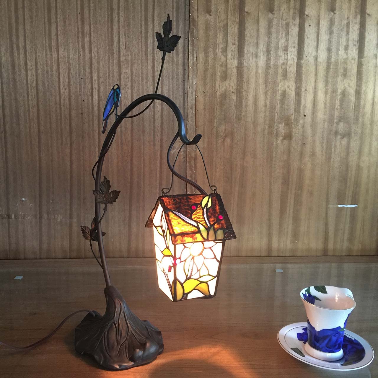 Bieye L30617 Tiffany Tischlampe mit Vogelhaus – Handgefertigte Buntglas Designerleuchte