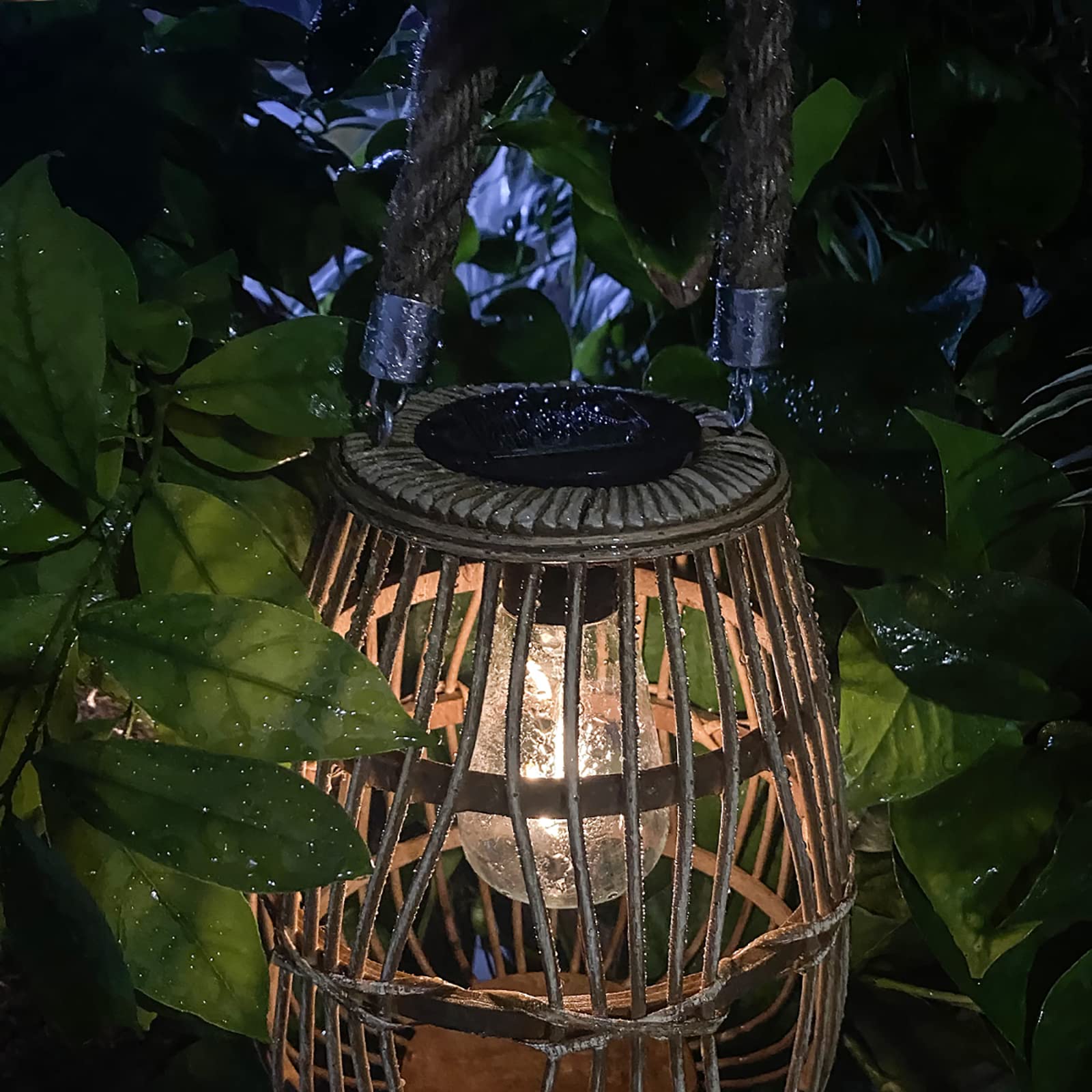 Rattan Solarlaterne Hängend – Naturdeko, Warmweiß, Sensor Auto ein/aus, Garten & Tisch