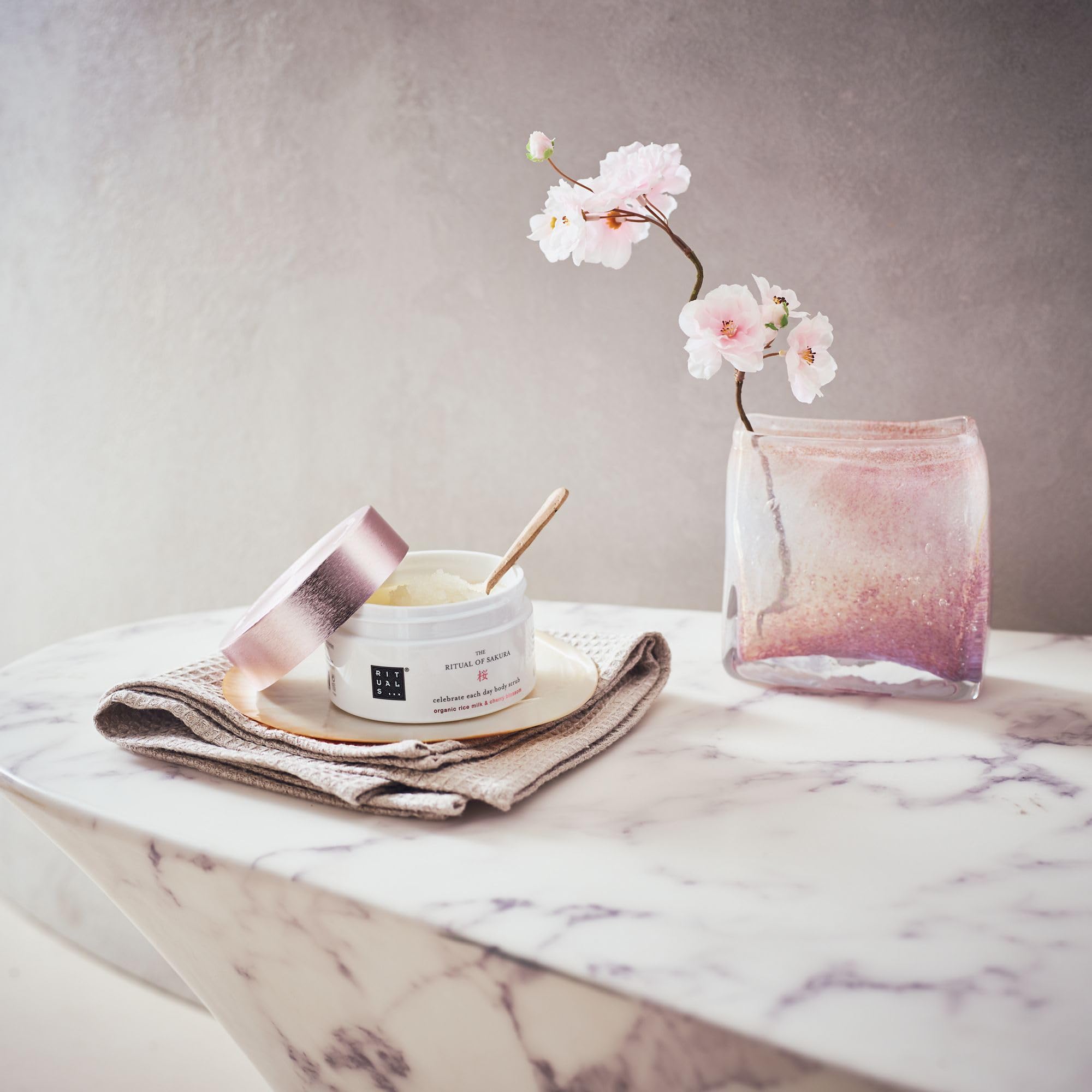 RITUALS The Ritual of Sakura Body Scrub – Luxuriöses Zucker-Körperpeeling mit Kirschblüte & Reisöl