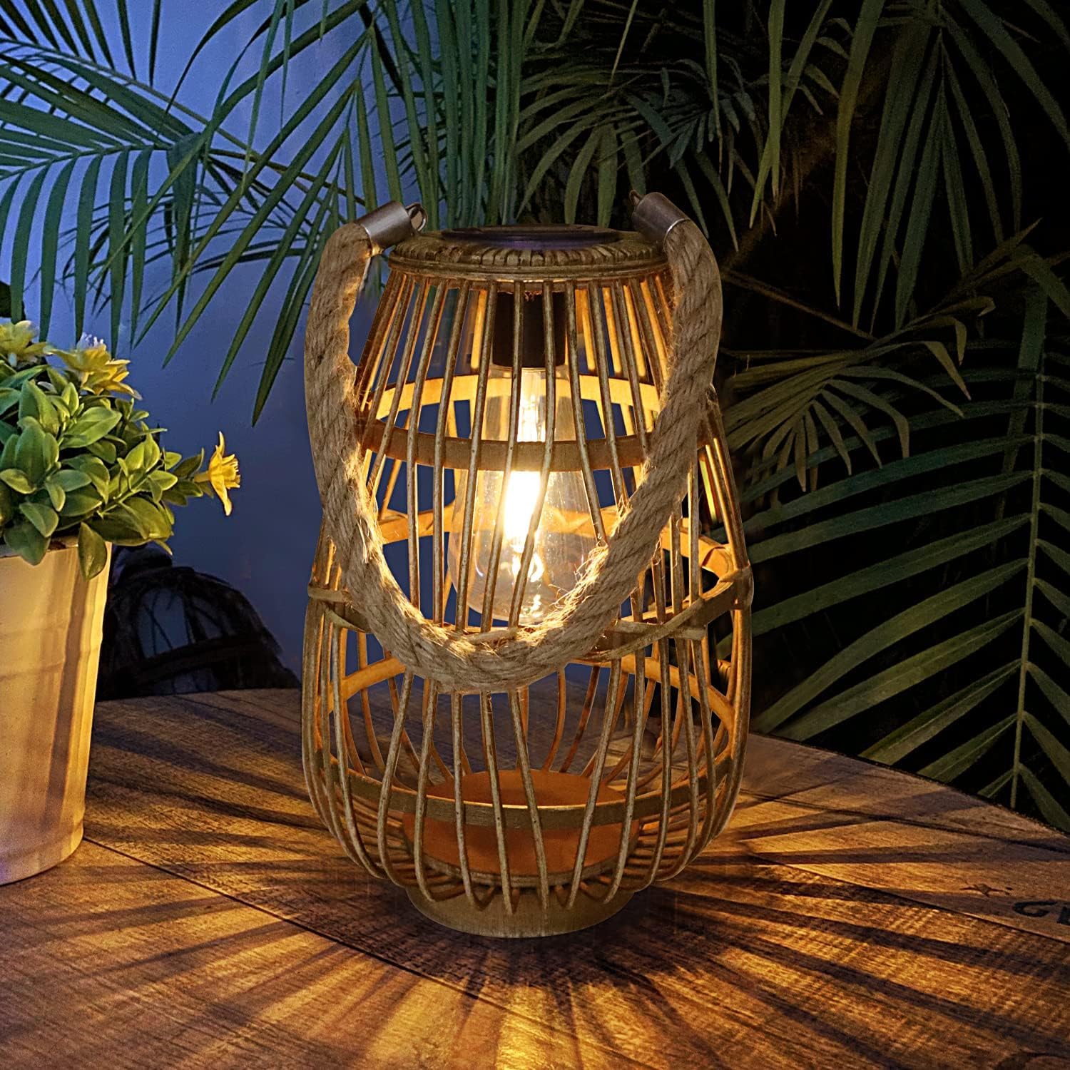 Rattan Solarlaterne Hängend – Naturdeko, Warmweiß, Sensor Auto ein/aus, Garten & Tisch